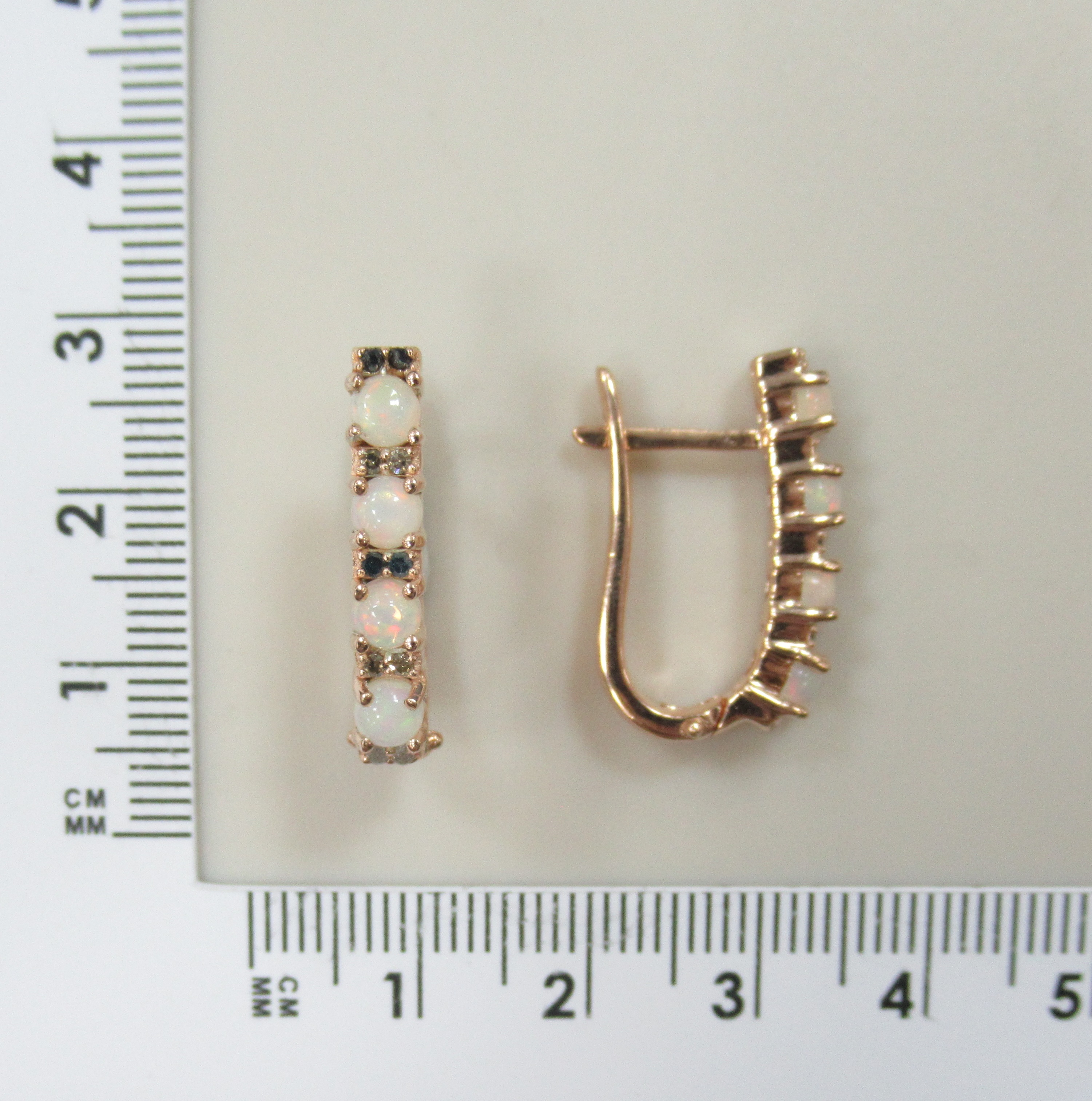 Серебряные серьги с опалами и цветными бриллиантами